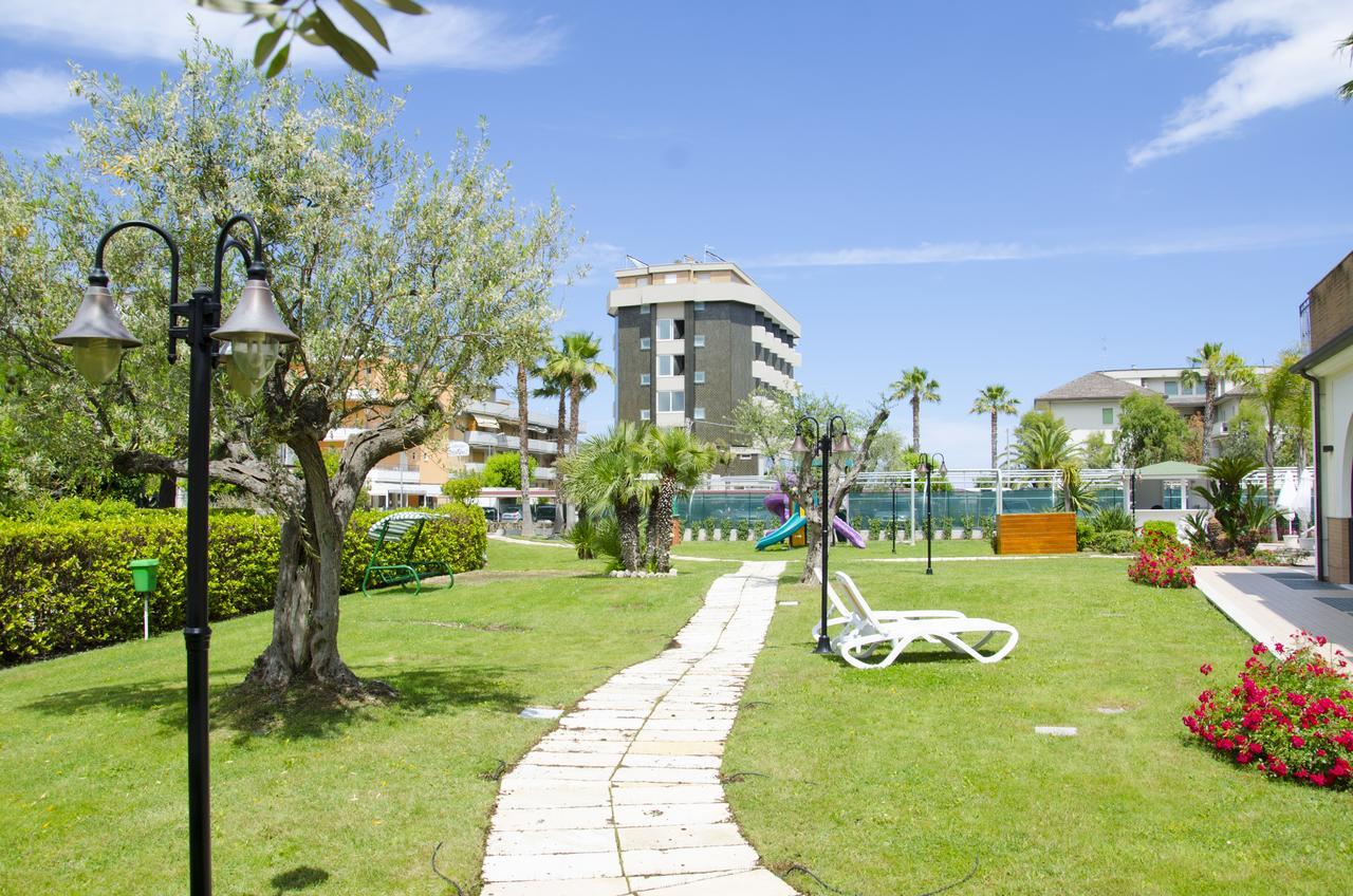 Almaluna Hotel & Resort Alba Adriatica Bagian luar foto