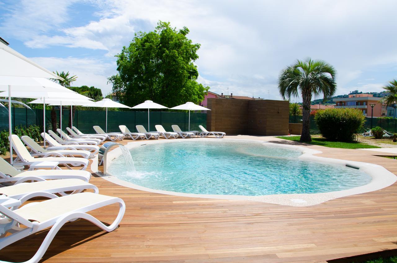 Almaluna Hotel & Resort Alba Adriatica Bagian luar foto