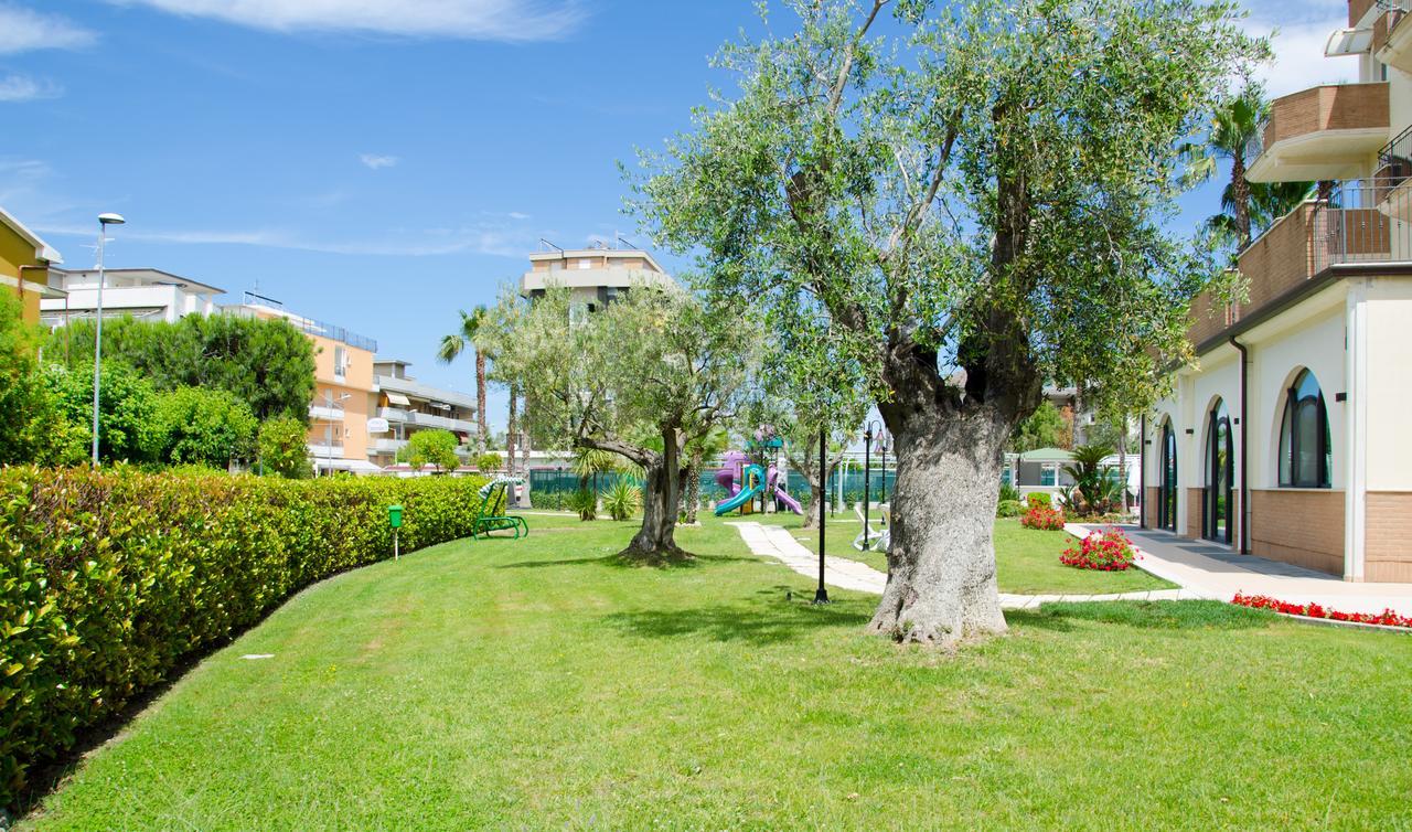 Almaluna Hotel & Resort Alba Adriatica Bagian luar foto