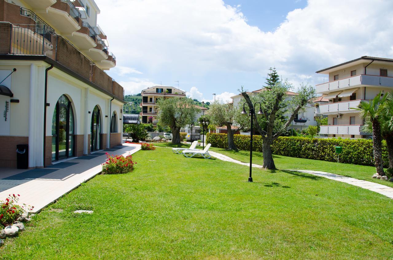 Almaluna Hotel & Resort Alba Adriatica Bagian luar foto