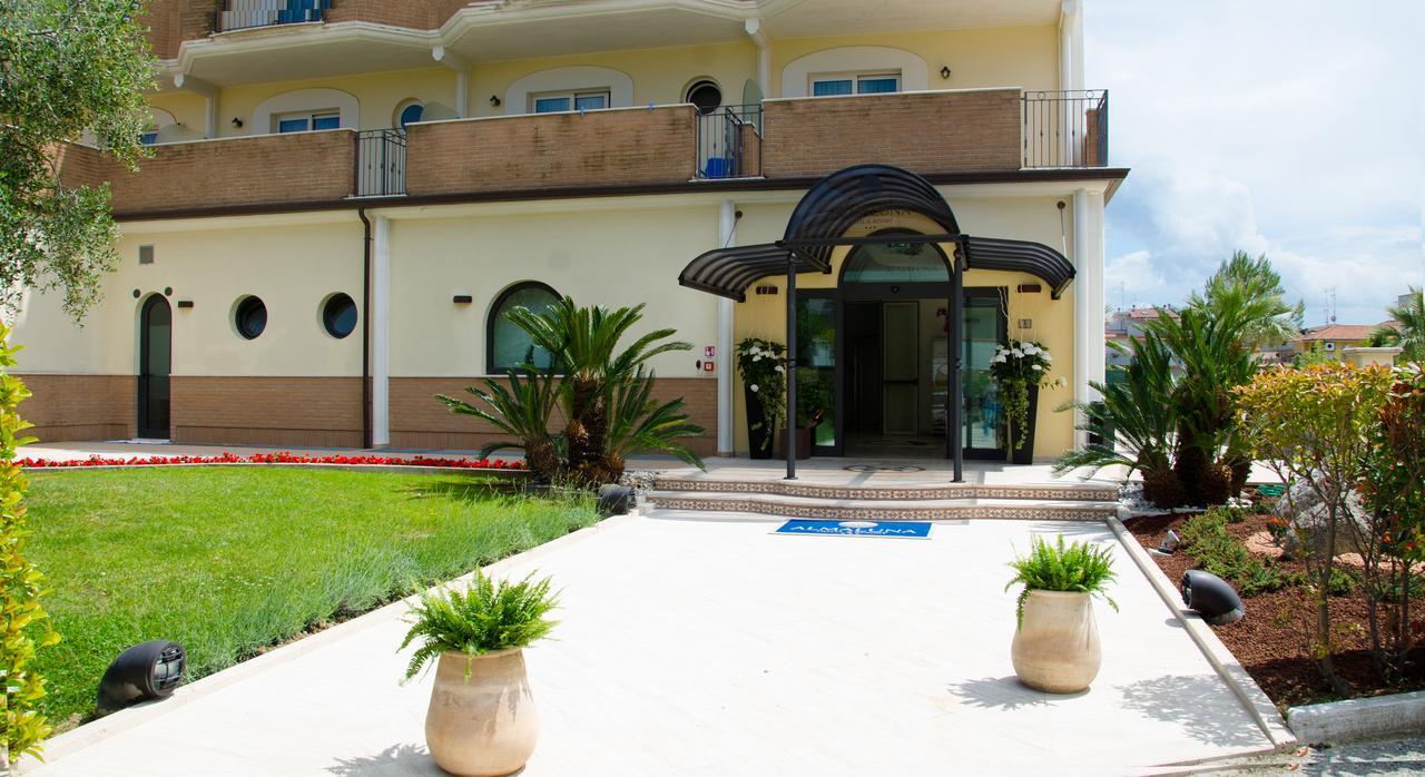 Almaluna Hotel & Resort Alba Adriatica Bagian luar foto