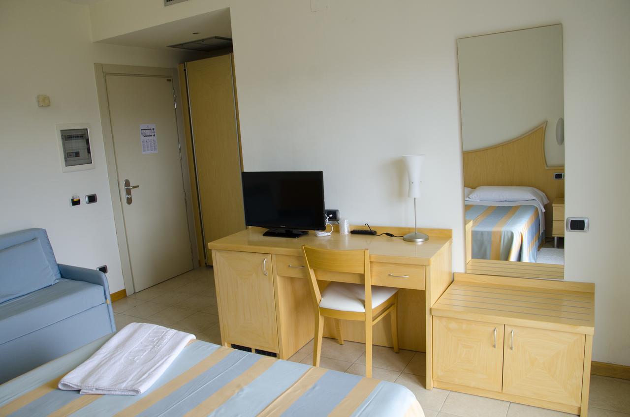 Almaluna Hotel & Resort Alba Adriatica Bagian luar foto