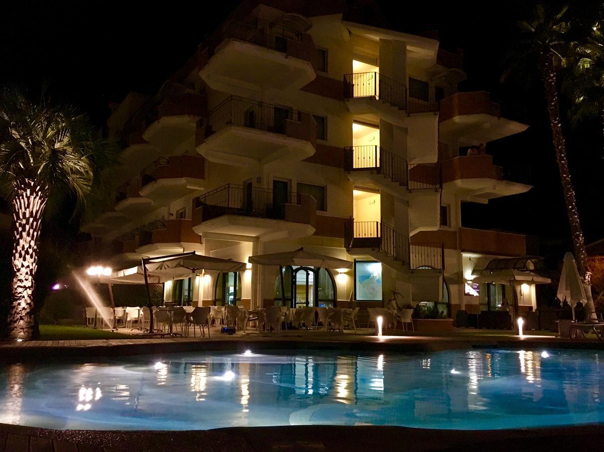 Almaluna Hotel & Resort Alba Adriatica Bagian luar foto