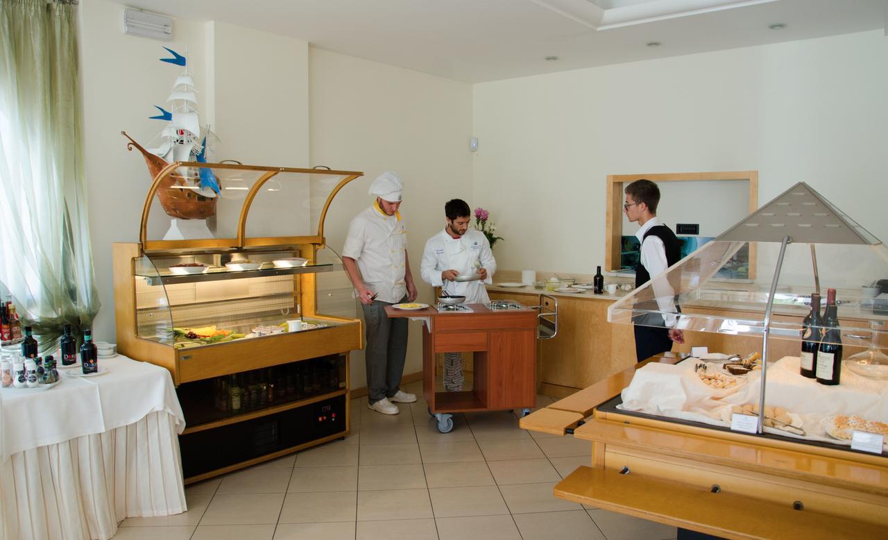 Almaluna Hotel & Resort Alba Adriatica Bagian luar foto