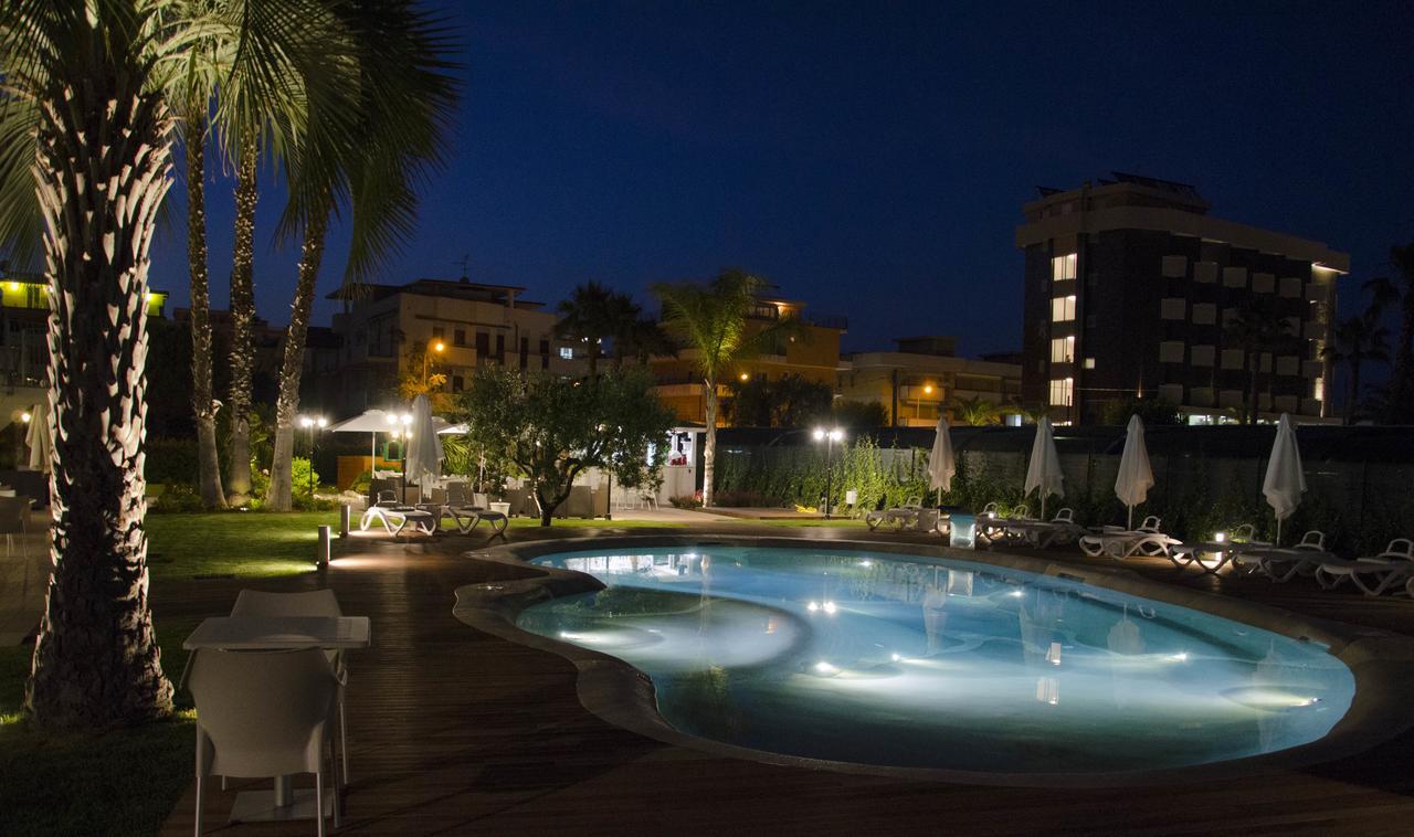 Almaluna Hotel & Resort Alba Adriatica Bagian luar foto