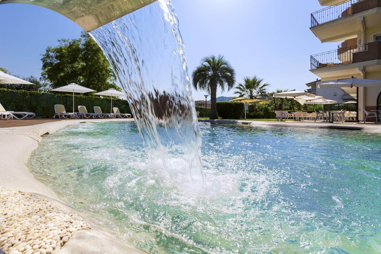 Almaluna Hotel & Resort Alba Adriatica Bagian luar foto