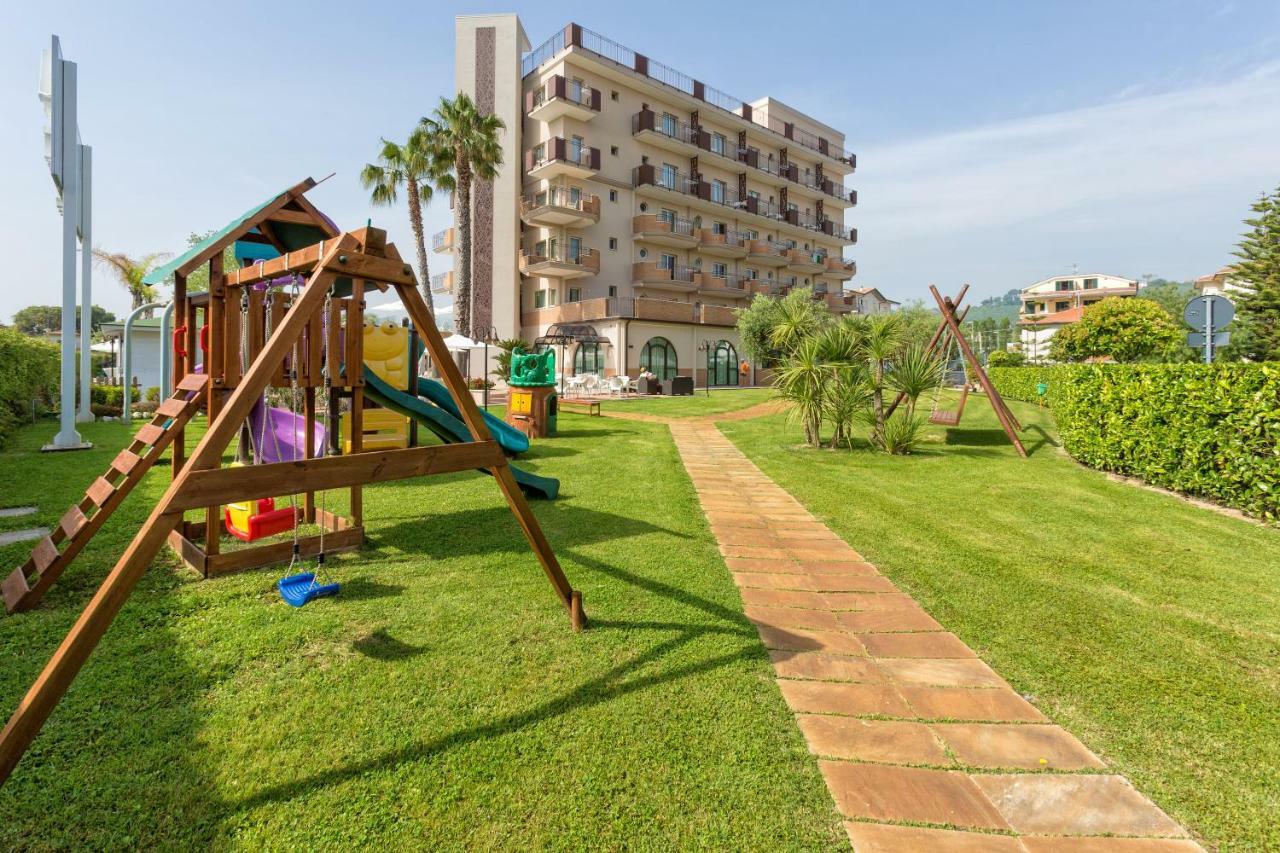 Almaluna Hotel & Resort Alba Adriatica Bagian luar foto