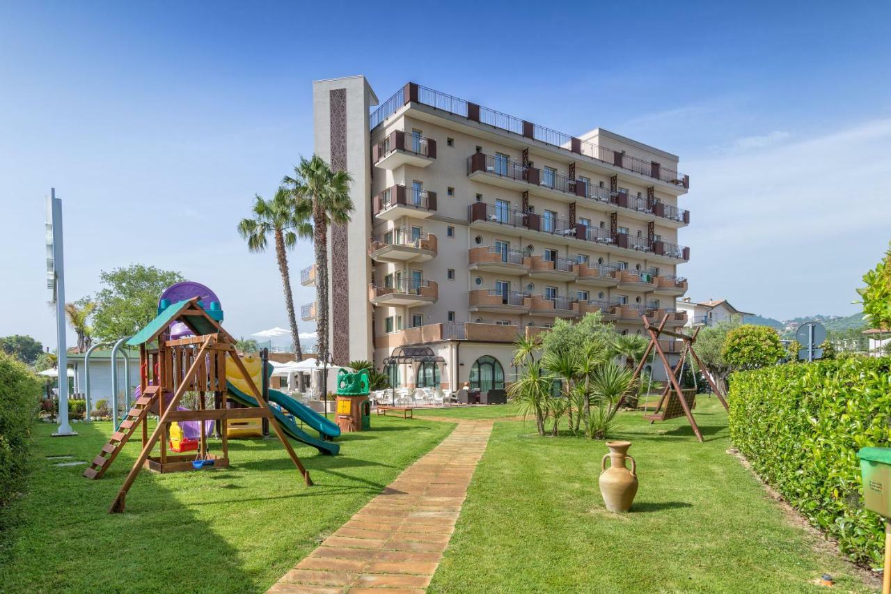 Almaluna Hotel & Resort Alba Adriatica Bagian luar foto