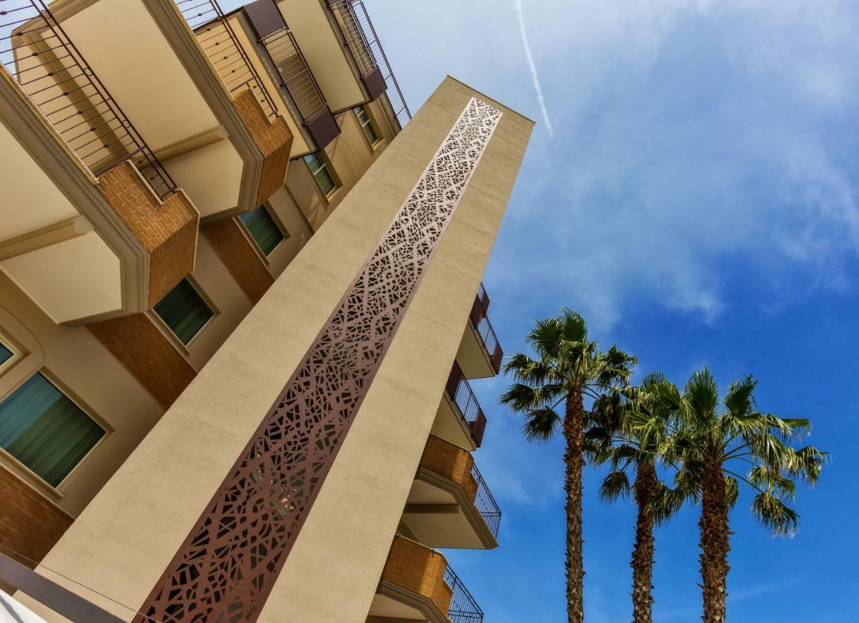 Almaluna Hotel & Resort Alba Adriatica Bagian luar foto