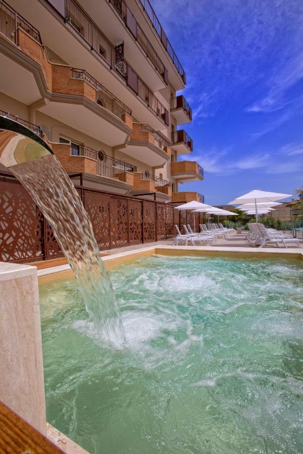 Almaluna Hotel & Resort Alba Adriatica Bagian luar foto